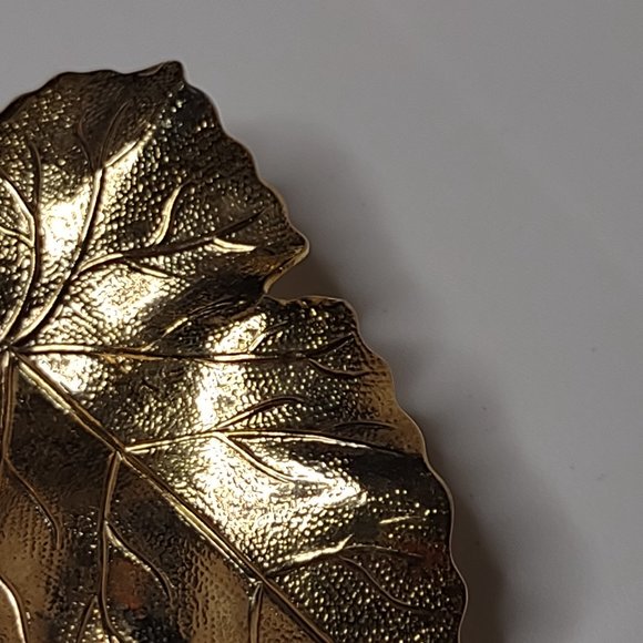 Large Gold Tone Lightweight Metal Leaf Scarf Clip - Picture 6 of 13